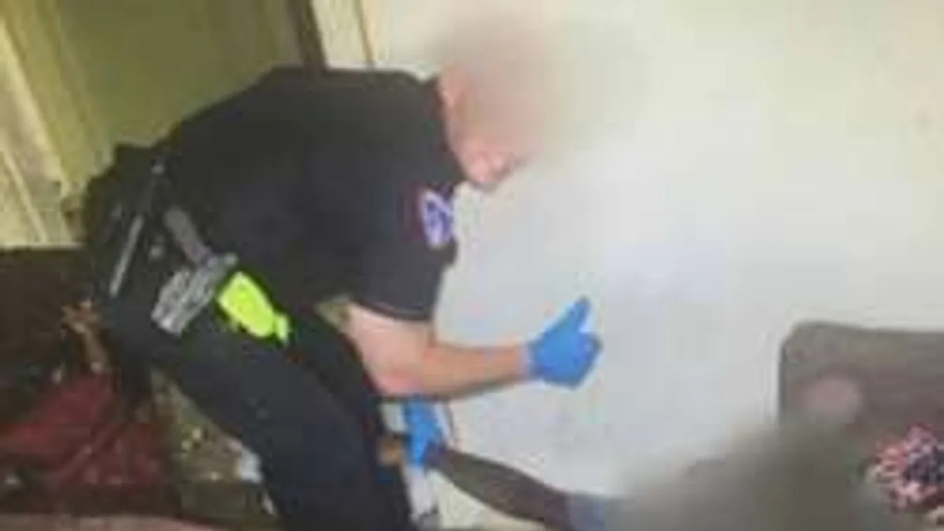 Halottal pózolt vigyorogva a helyszínelő rendőr