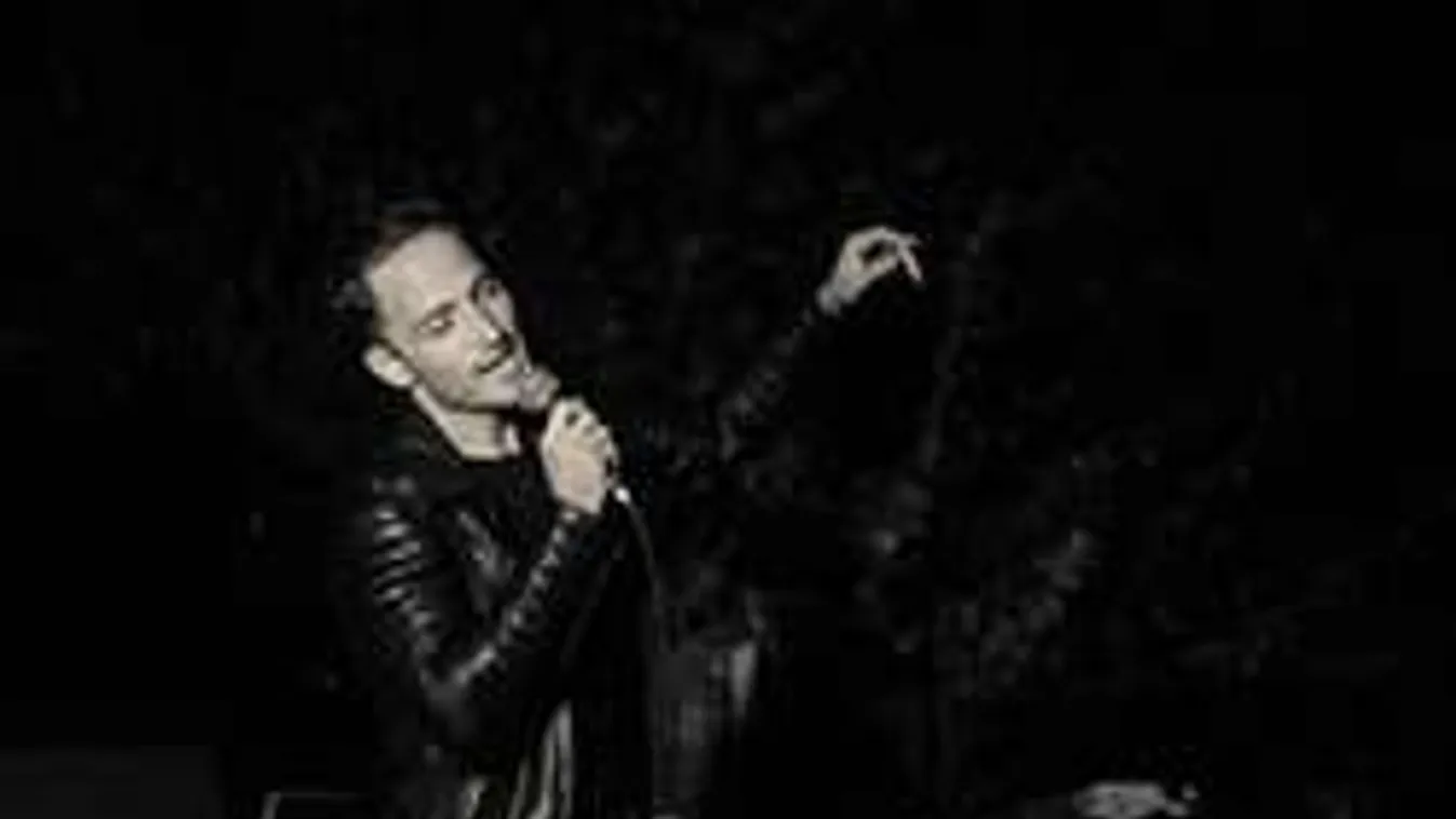 Perverz tinilányok csábítják szexre a szívtipró magyar énekest