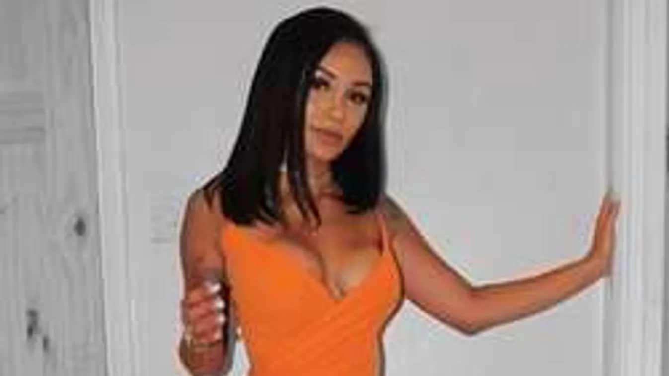 Szexi mini cuccot húzott őrjítő melleire és fenekére a modell