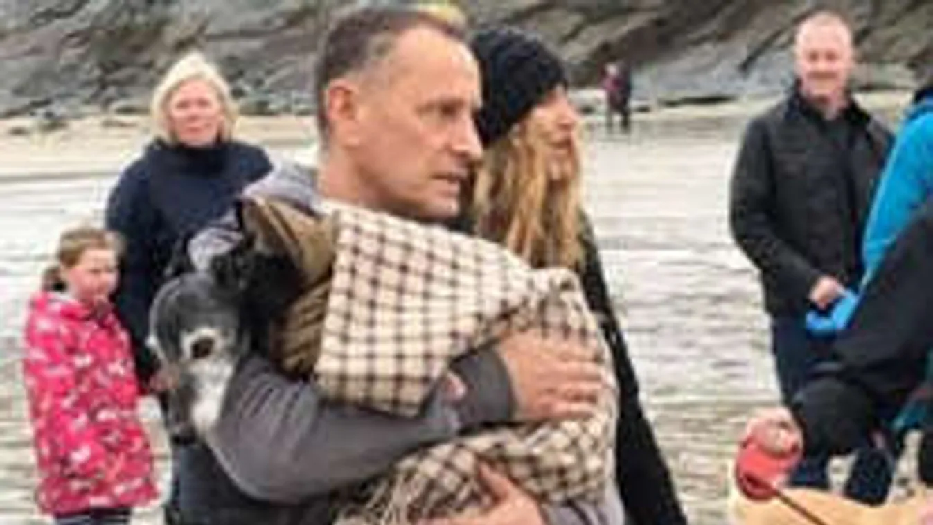 Drámai menet: százak búcsúztatták a 18 éves kutyát, mielőtt elaltatták!