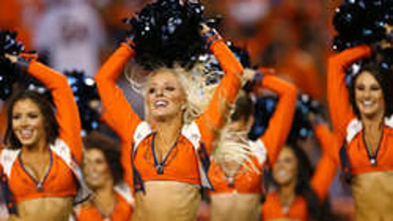 Mindenki meghökkent a szexi bombázó Halloween-jelmezén