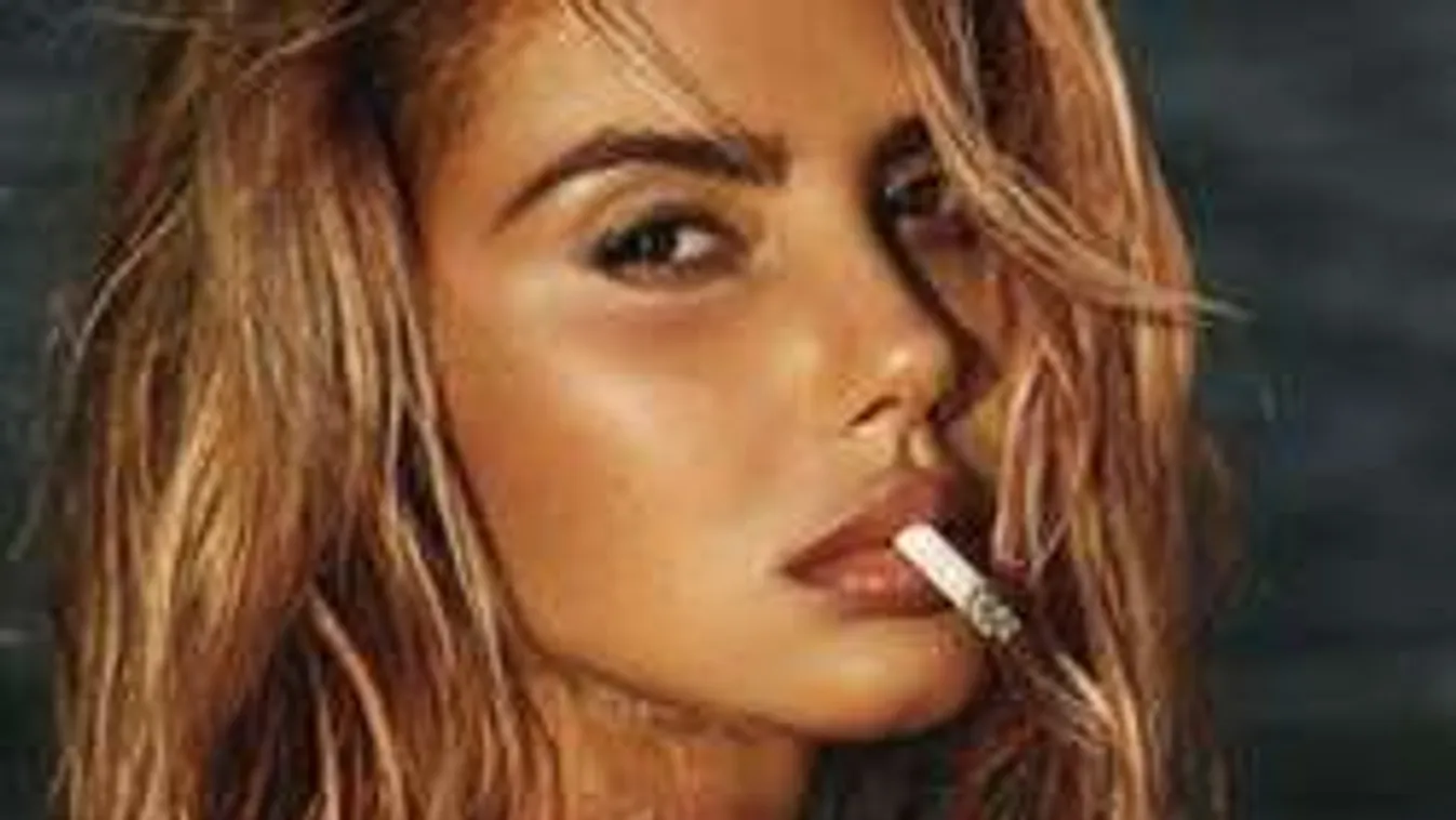 Csak a kezével takarta óriási melleit a tinisztár exnője