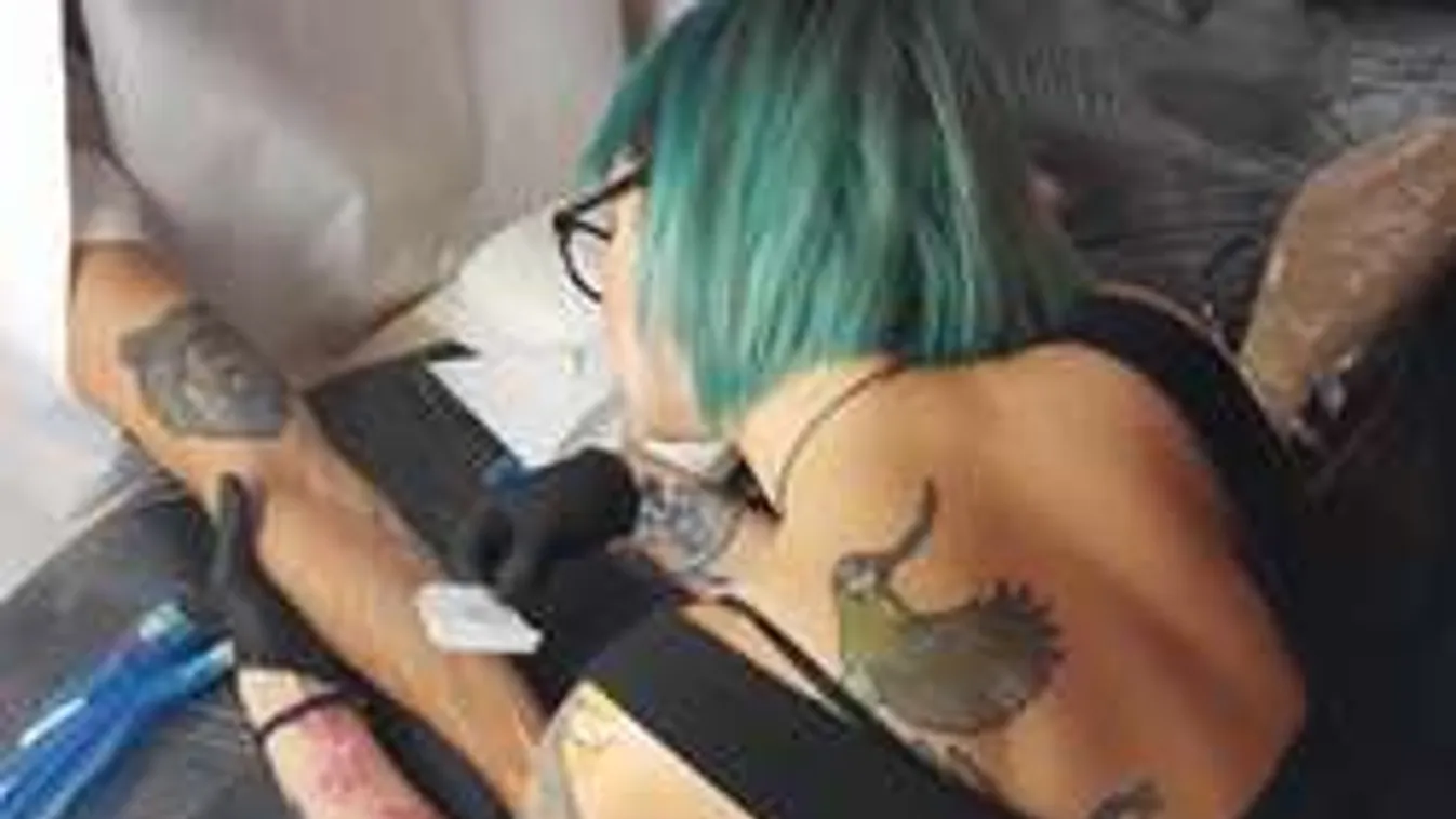 Meglepi tetoválásokat készítettek a bátraknak magyar tetoválóművészek