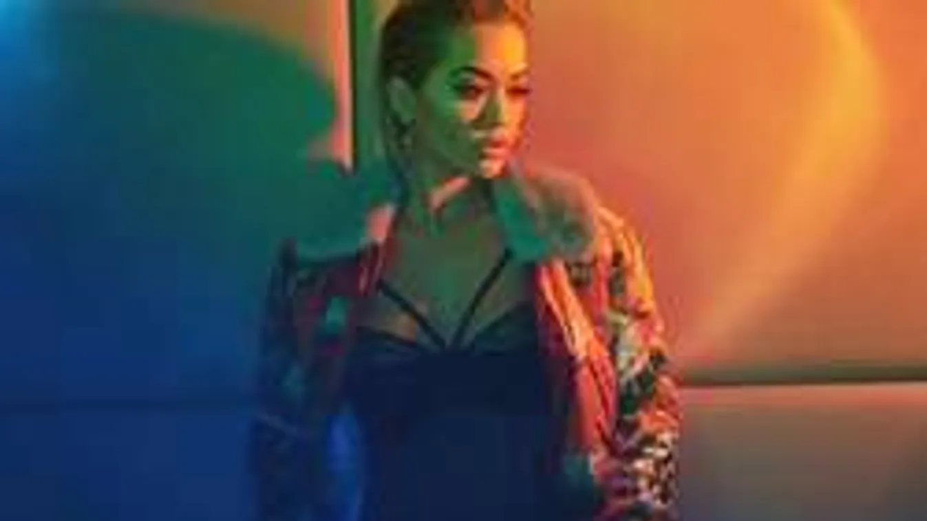 Perverz képet készített egy rajongólánnyal a szexi énekesnő