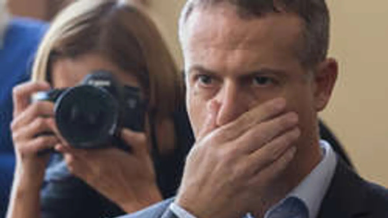 Kínos: kifütyülték Juhász Pétert a saját tüntetésén