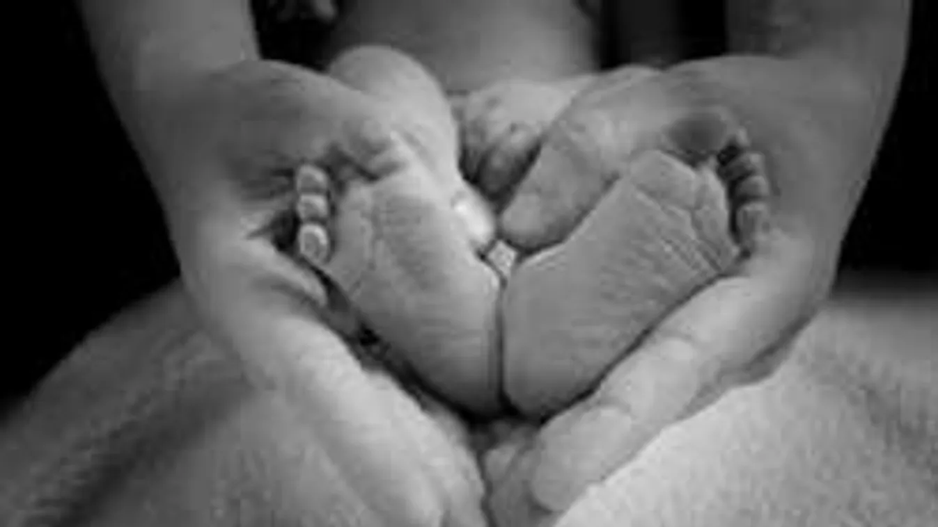 Három orvos is elutasította: nagymamája karjai közt halt meg a féléves kislány