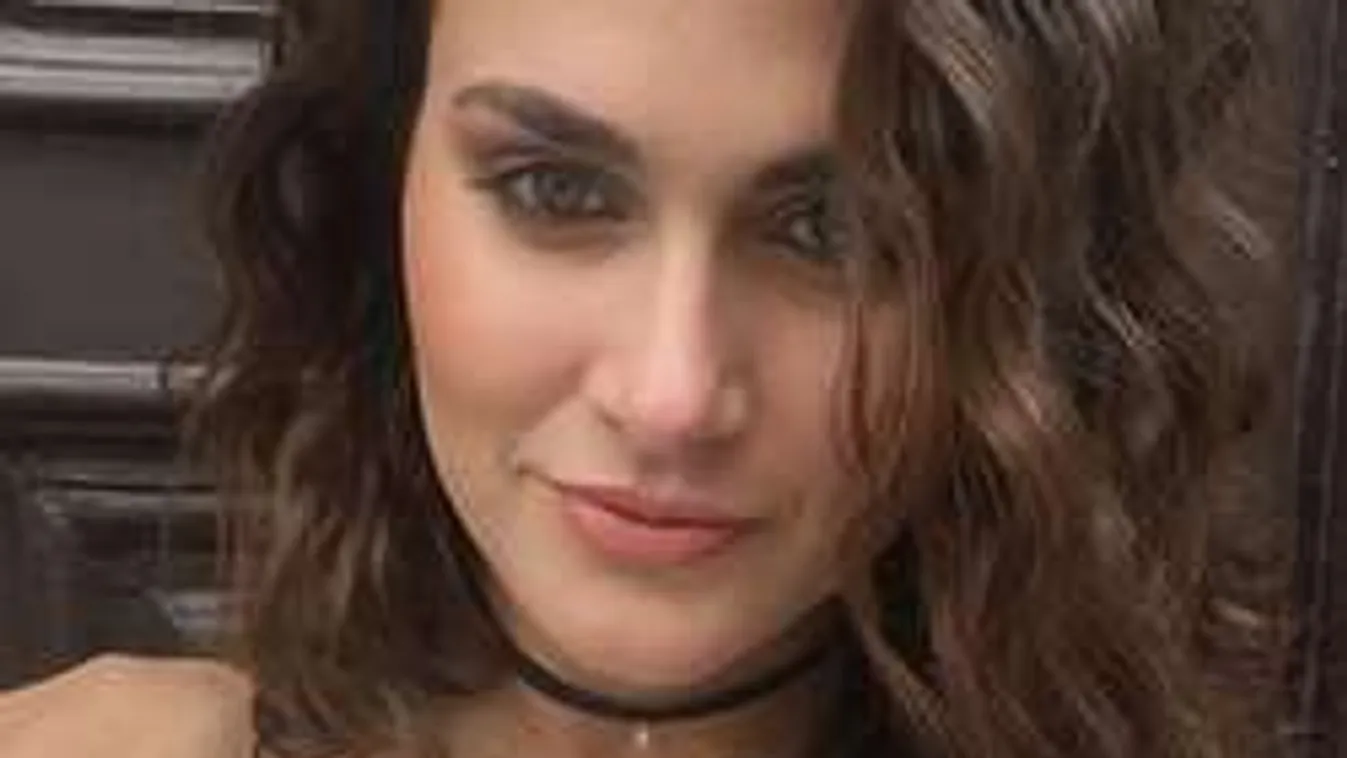 Jakabos Zsuzsa durván terpeszkedik. Kiesik a szemed!