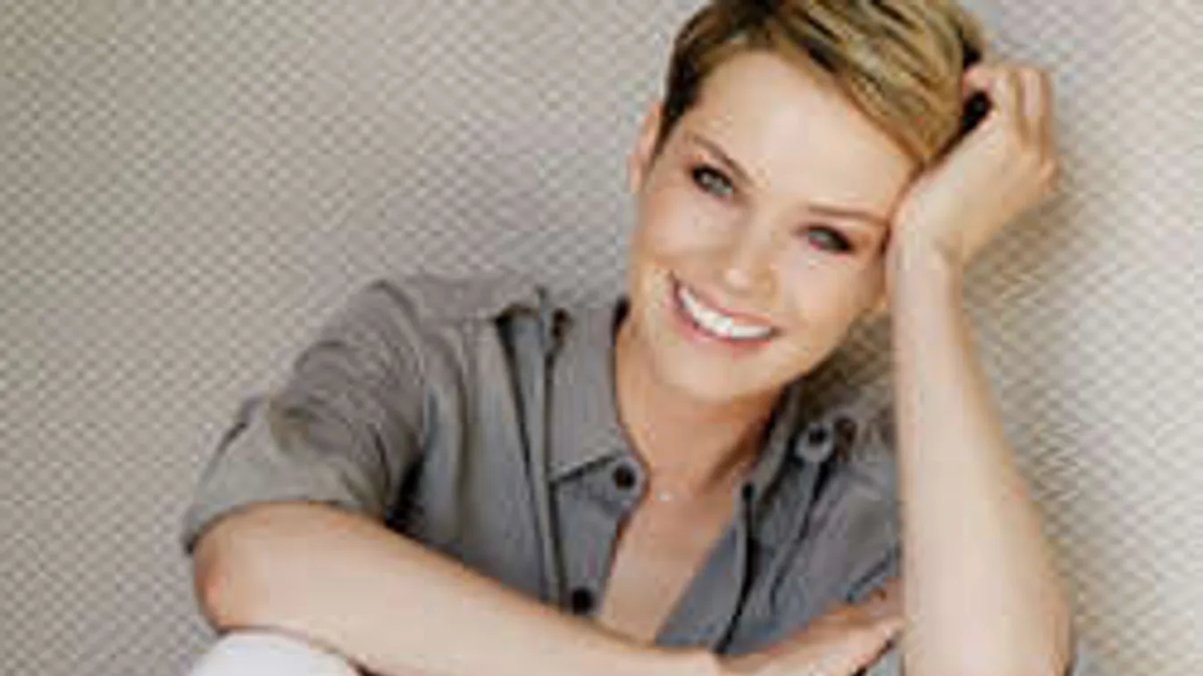 Forró: Osvárt Andi extrém erotikus pózban hergeli közönségét