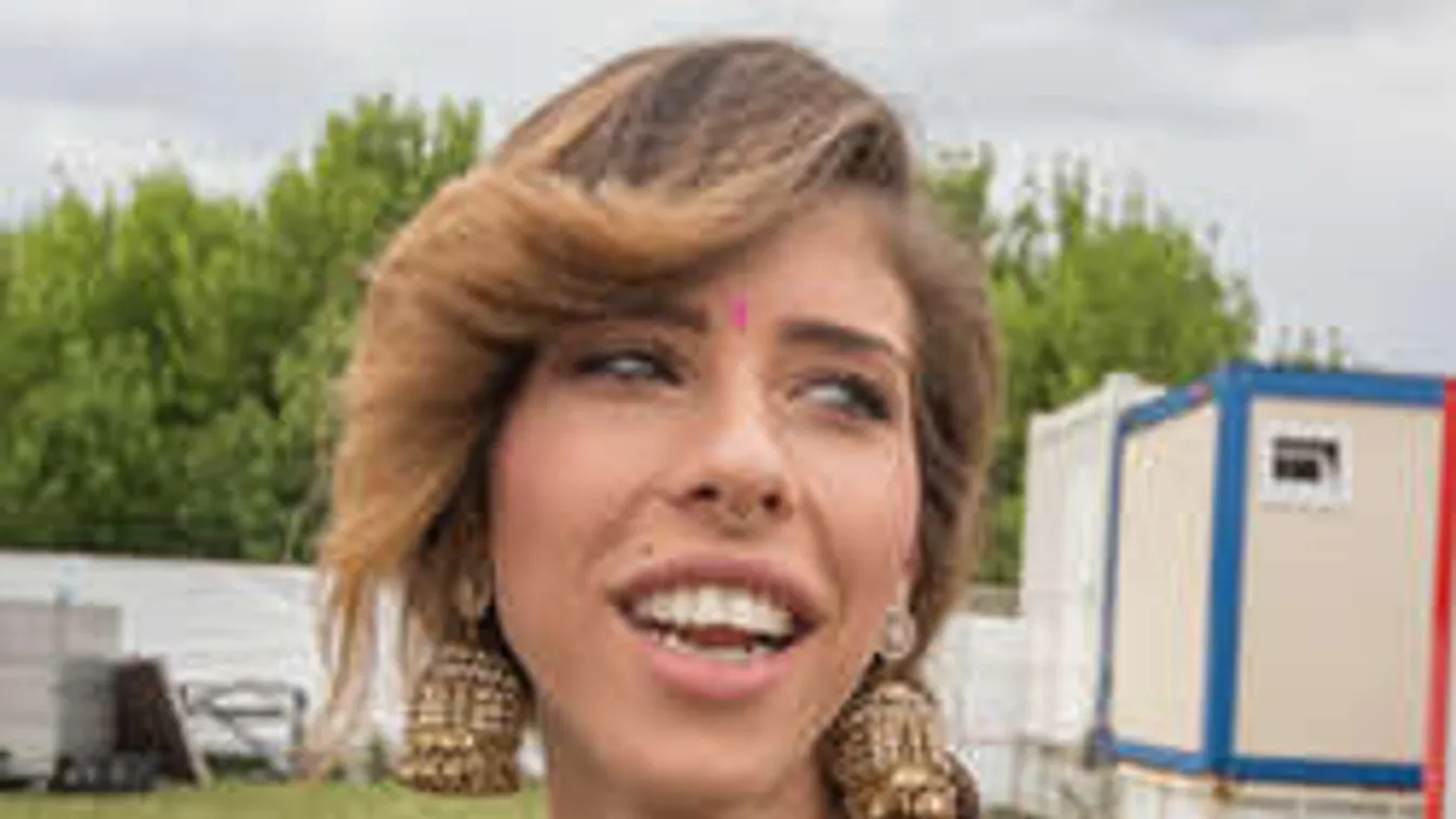 Hoppá! Meztelen fenekét mutogatja Cinthya Dictator!