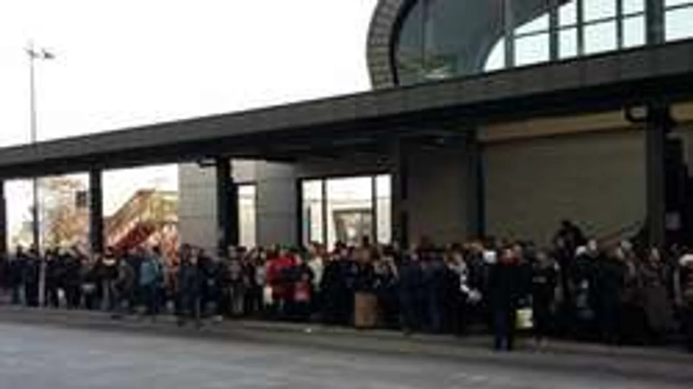 Durva fotók: baleset miatt nem jár a metró, kitört a káosz!