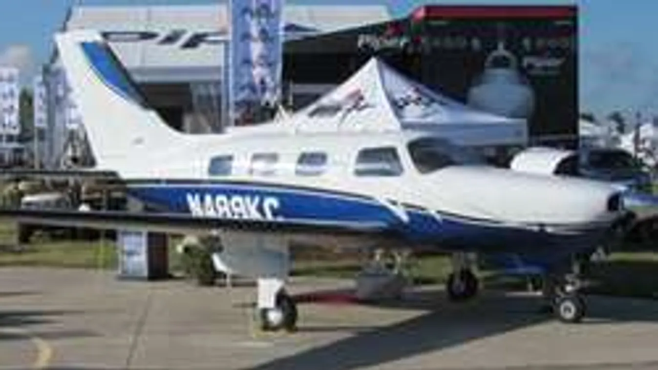 Rossz gombot nyomott a pilóta, kivégezte családját