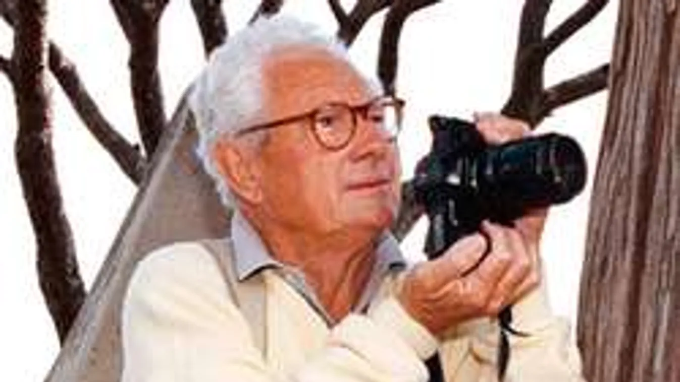 Sokkoló fotó: Elszállították lakásából az öngyilkos művész holttestét!