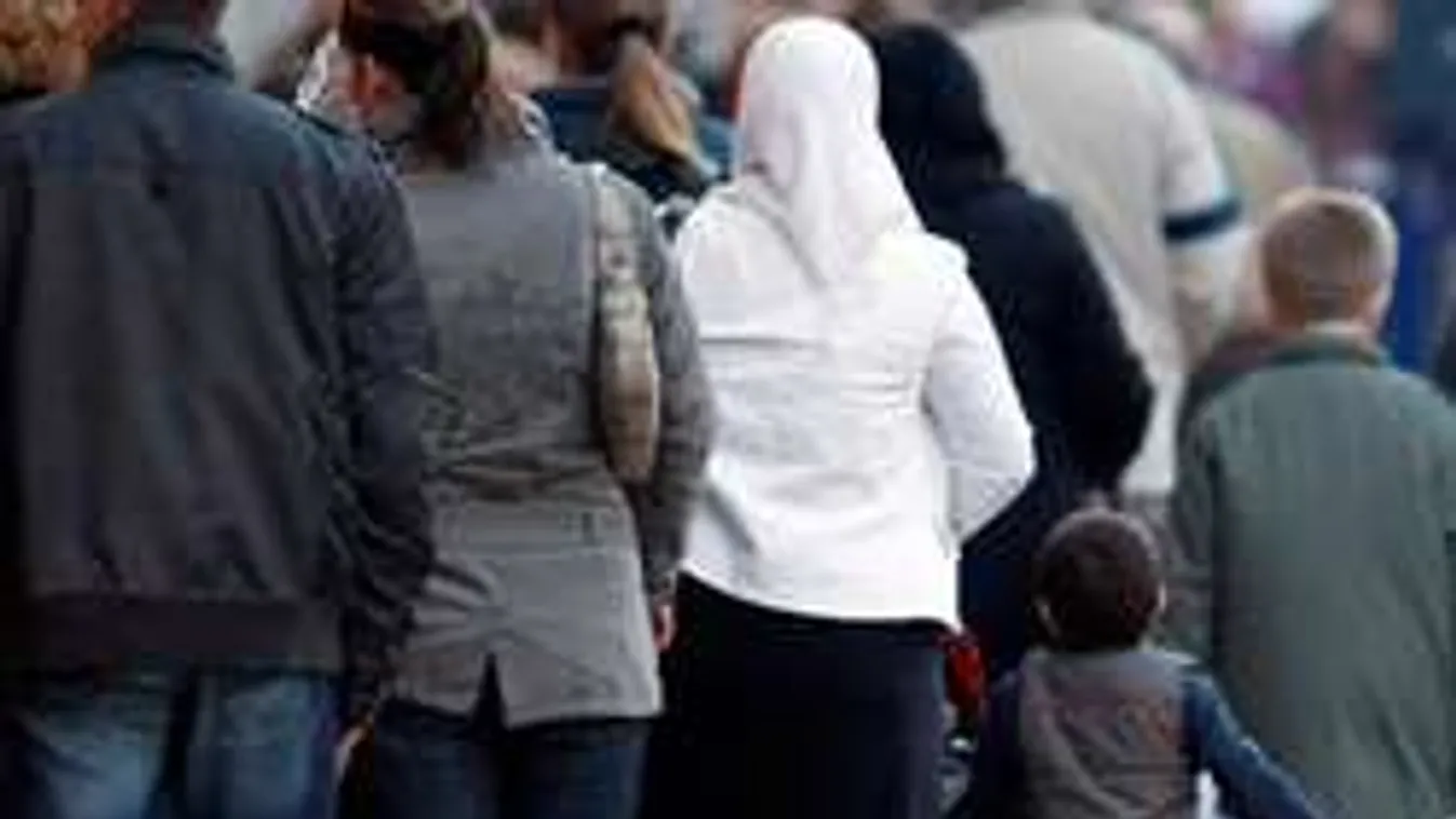 Húszezer migráns indul el Bécsbe, összeroppan a város