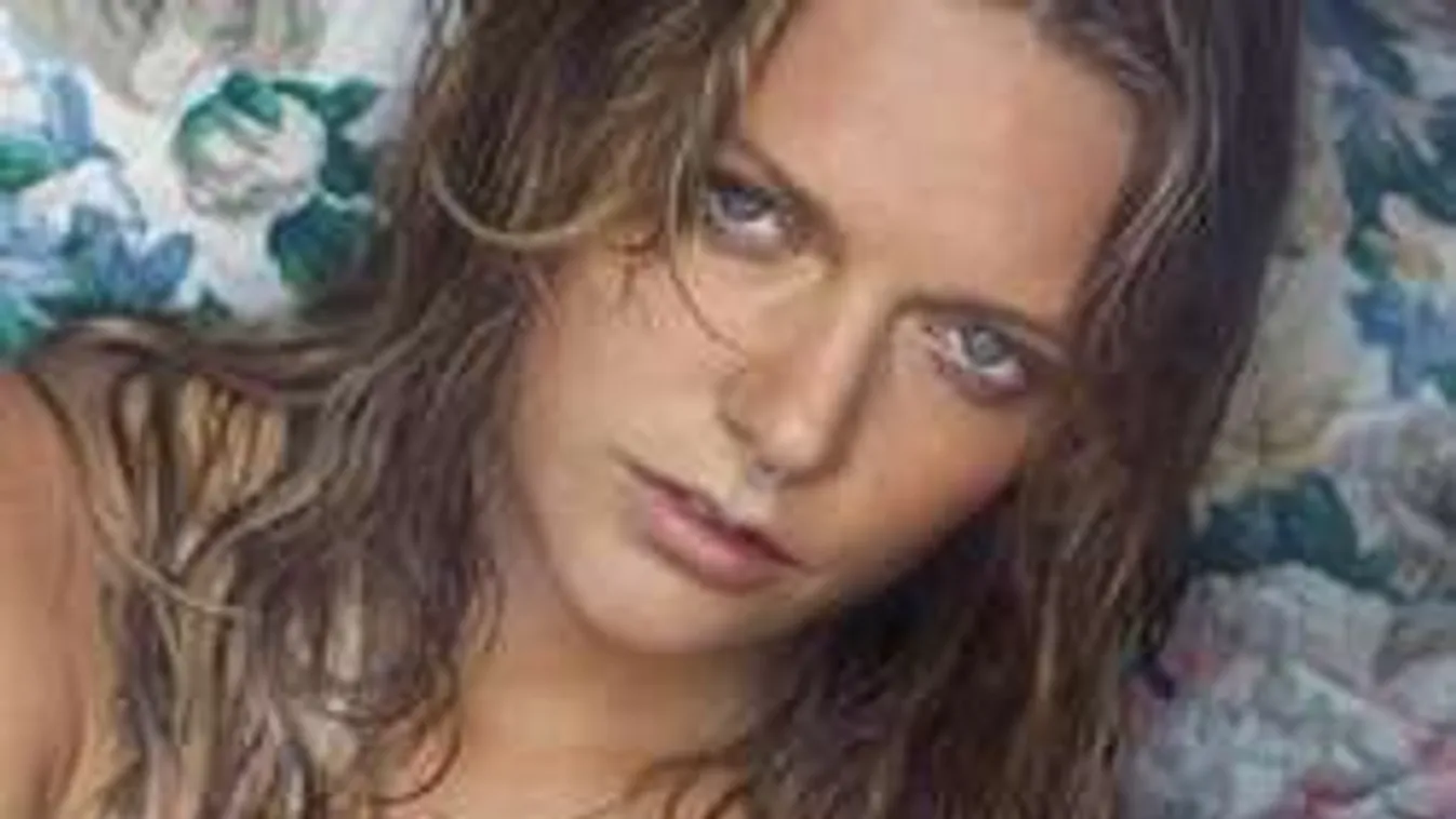 Letépte magáról felsőjét az énekesnő