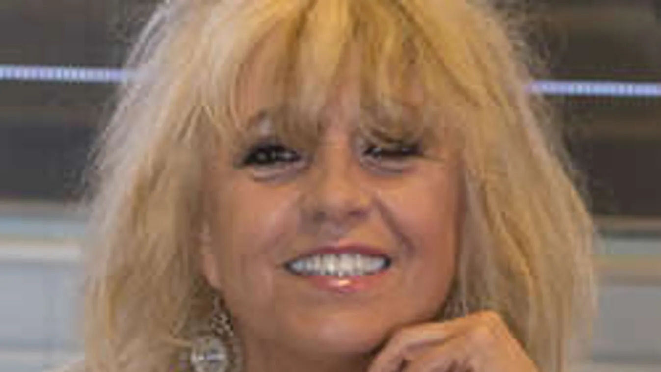 Hoppá: Mély dekoltázsából bukkant elő Csepregi Éva melle!