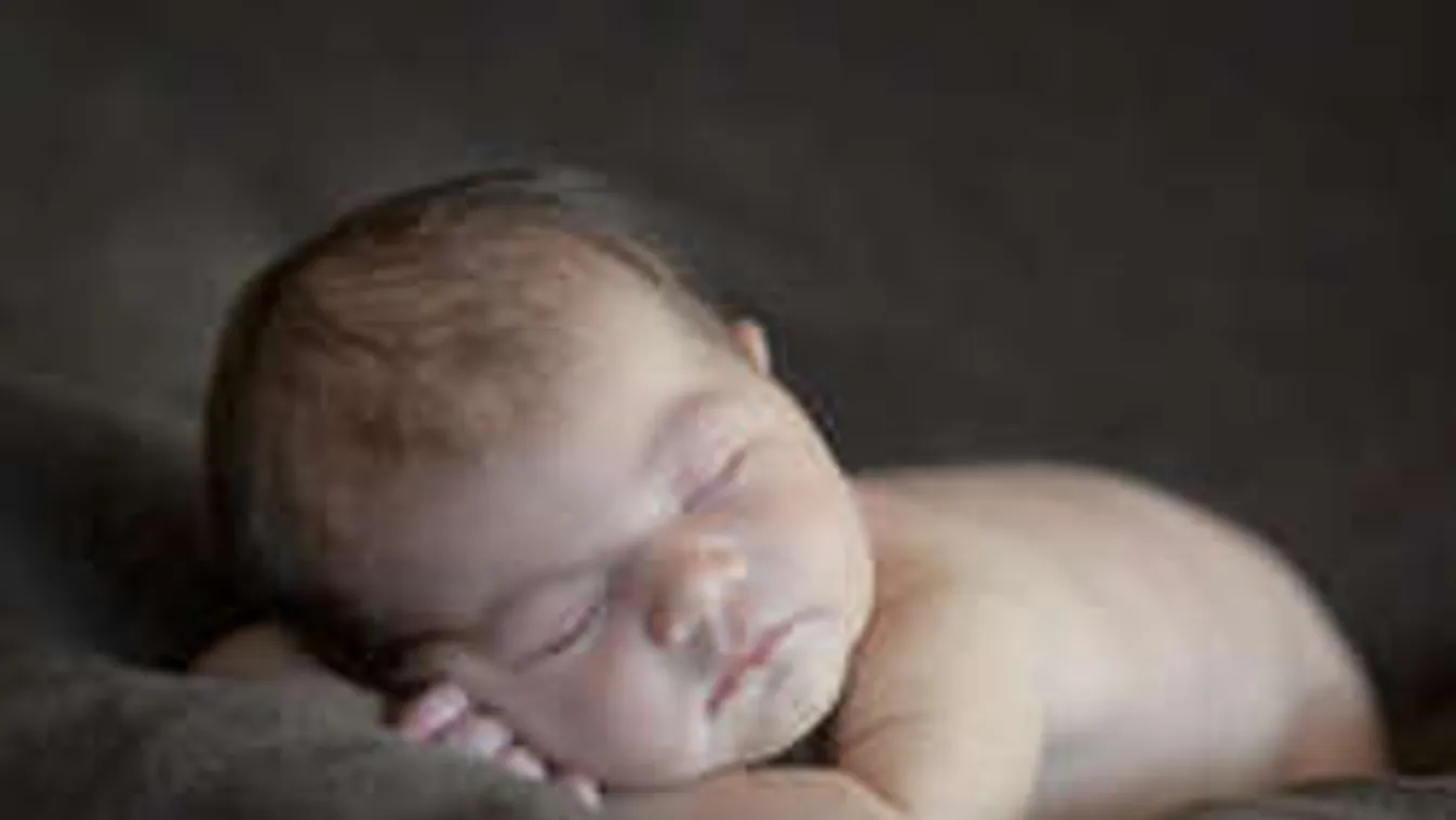 Szörnyű! Autó alá tette újszülöttjét az anya