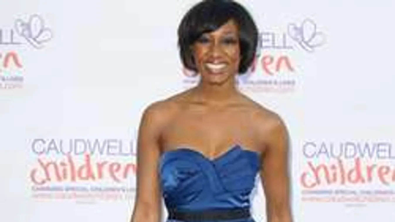 Kitört a pánik: Koncert közben esett össze az énekesnő