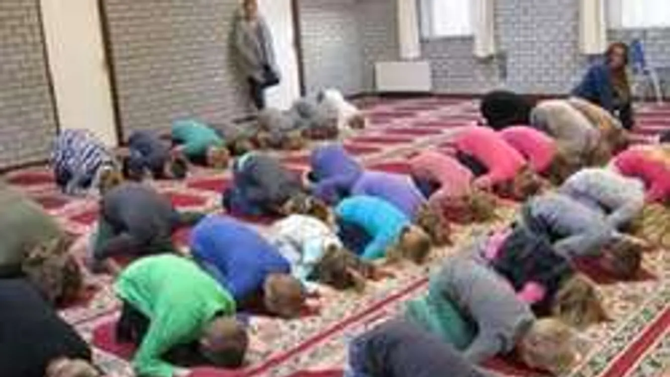Holland iskolások Allahhoz imádkoztak egy mecsetben