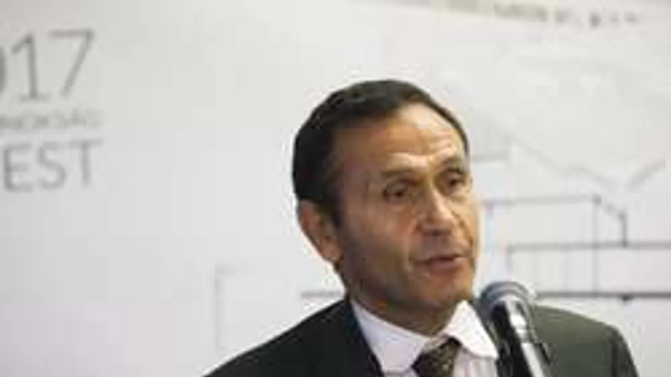 Üres a bőrfotel, ki váltja Gyárfás Tamást az úszók élén?