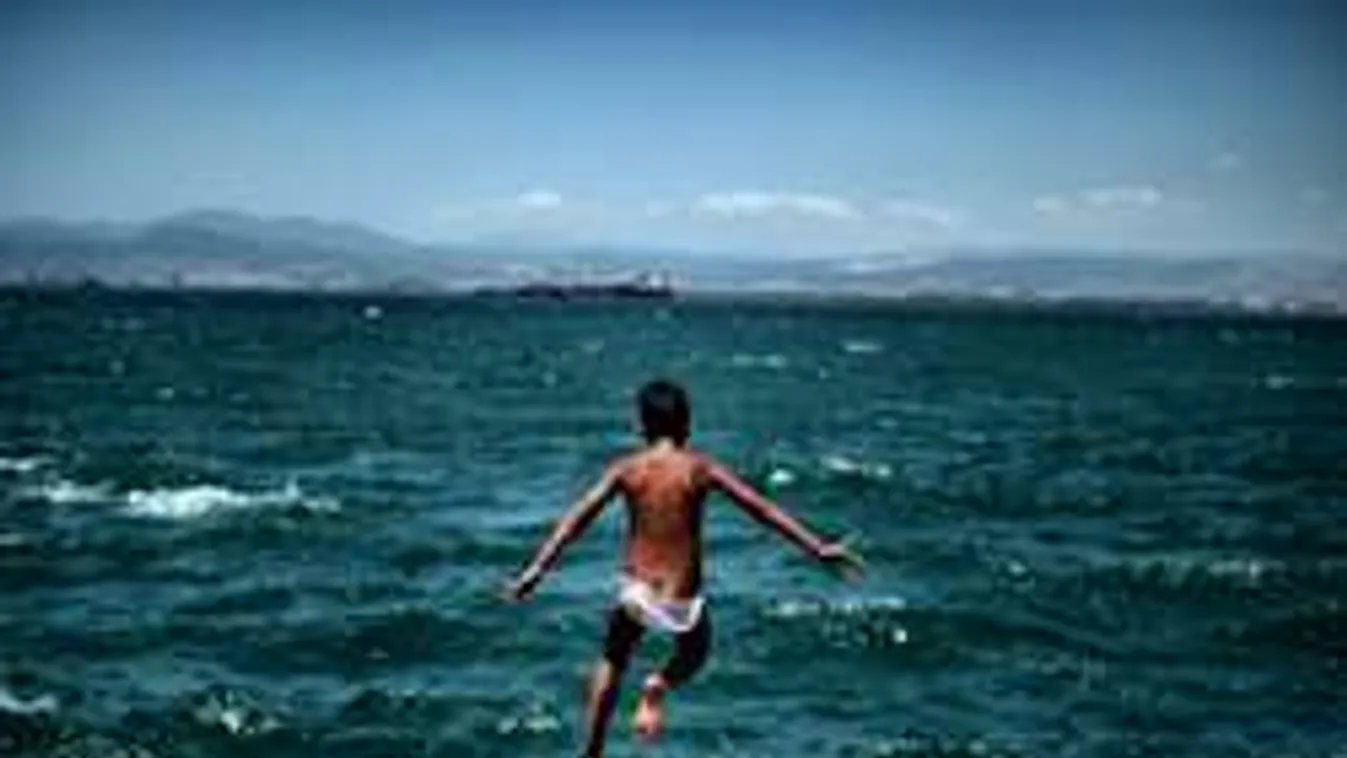 Testüket áruló migránsok lepték el az utcákat