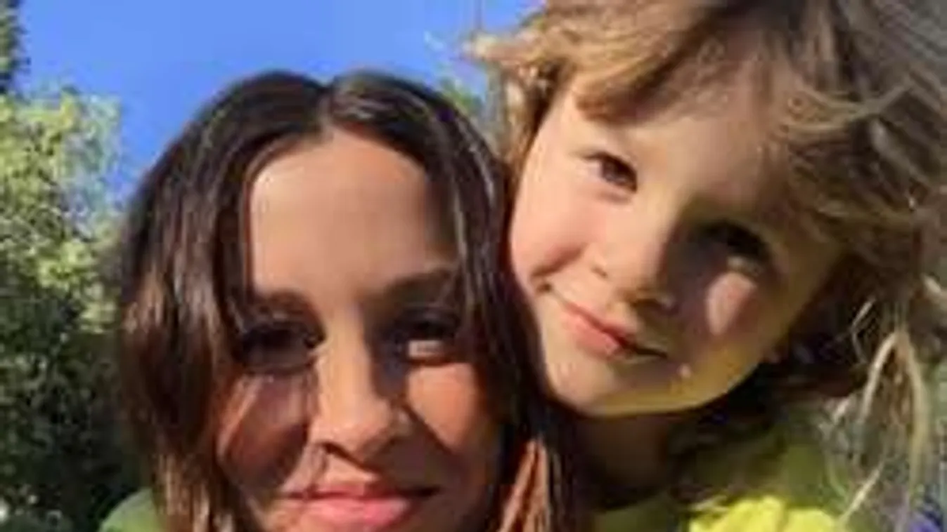 Topless szoptatós képpel kampányol a dögös énekesnő