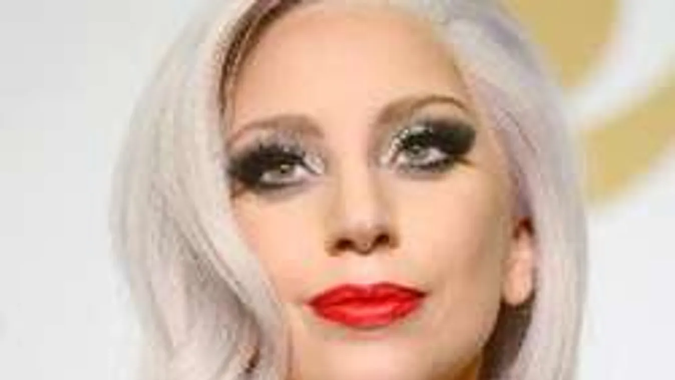 Kiugrottak ruhájából Lady Gaga pucér mellei!
