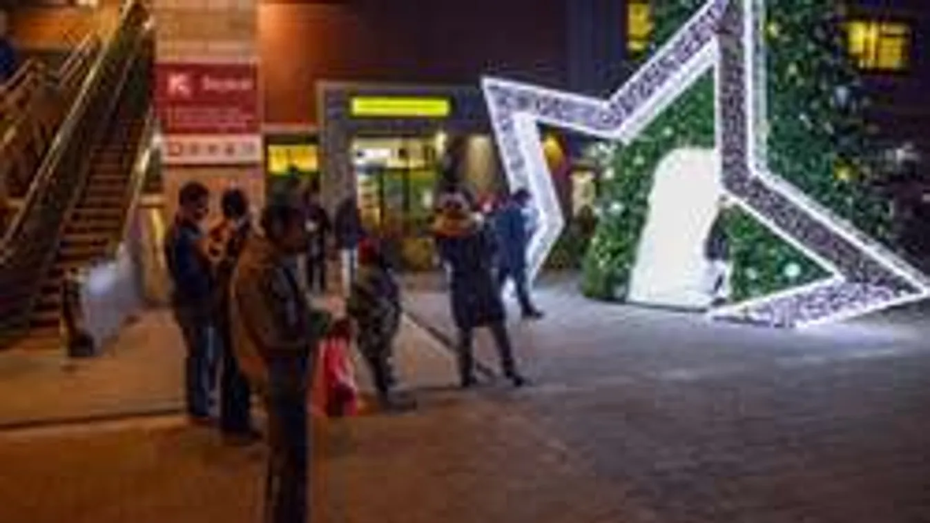 Budapestre ért a karácsonyi őrület: már fura ünnepi szelfit is lőhetsz