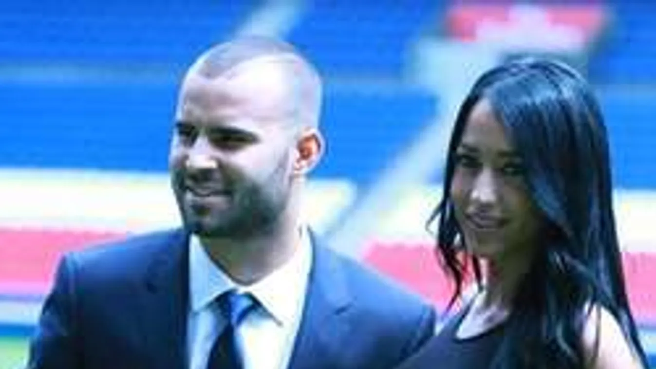 Büszkén mutogatja irgalmatlan melleit a sztárfocista kedvese