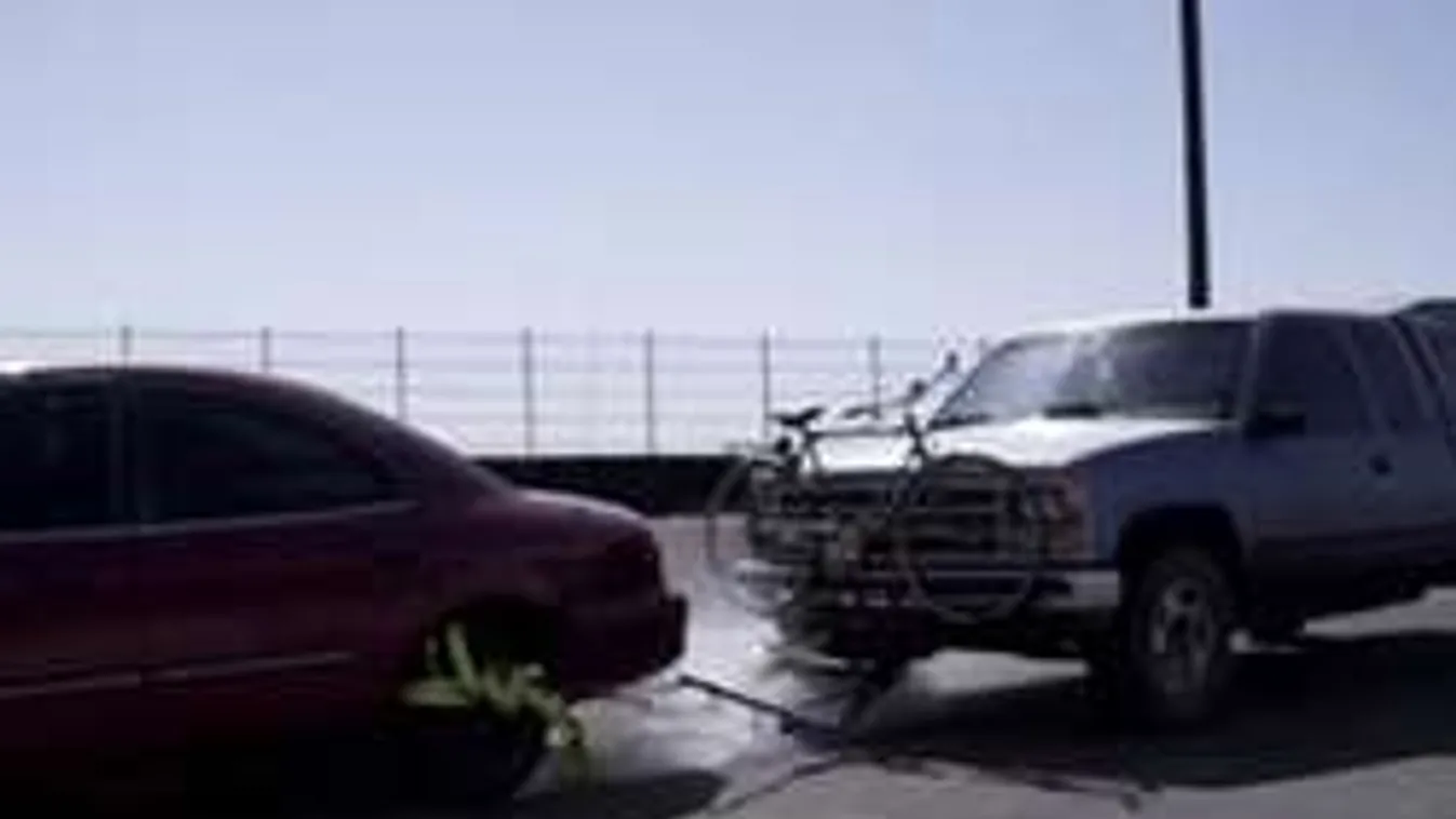 Durván beakaszt az amerikai rendőr az ámokfutónak - videó