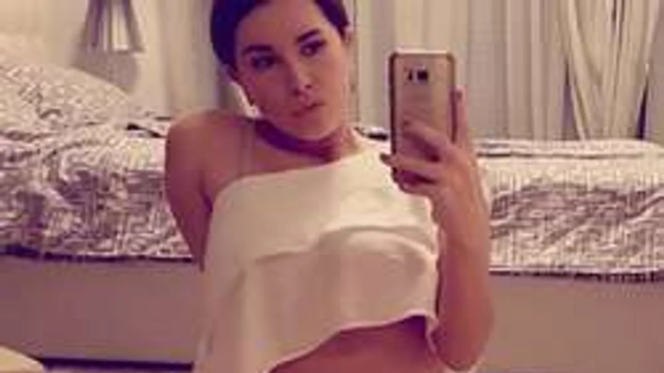 A mellén nyomogatja a perverz modell - Fotók