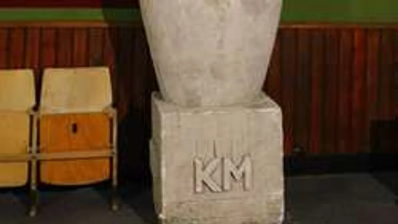 Megtaláltuk, ki lomizta ki a 0 kilométerkövet!