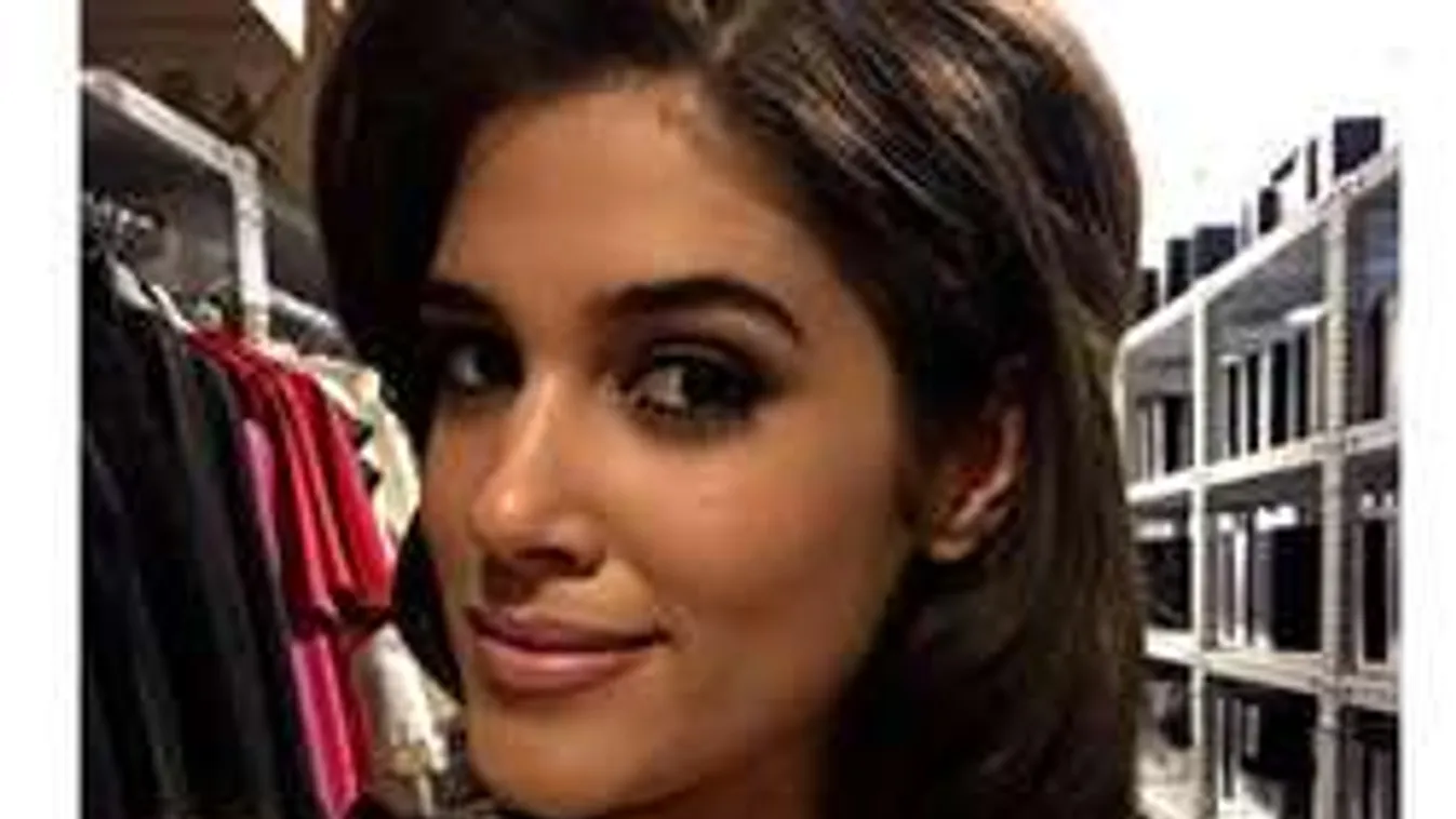 Kibuggyan a magyar szépség óriási melle, ahogy készül a döntőre