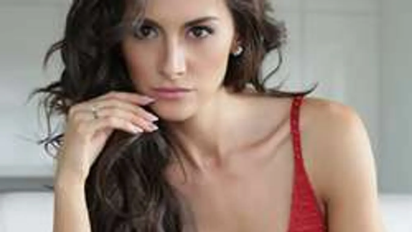 Bevágós bikiniben költözött erotikus mesevilágba a magyar szexbomba