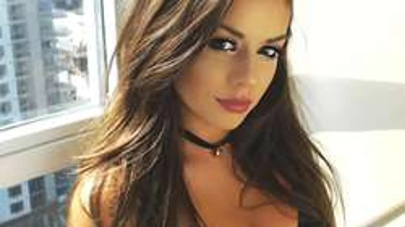 Csodás melleivel elbűvöl a kislányos arcú bombázó