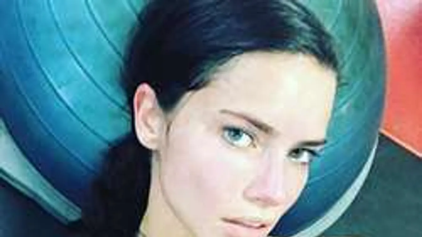 Hoppá! A dögös modell úgy lever, mint vak a poharat