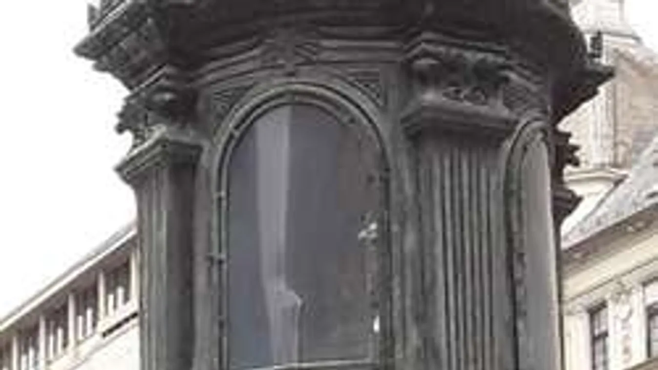 Repedező üveg csúfítja el a nemzeti emlékhelyet!