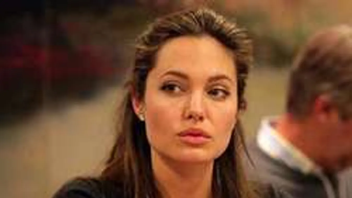 Angelina Jolie-nak senki sem elég jó?