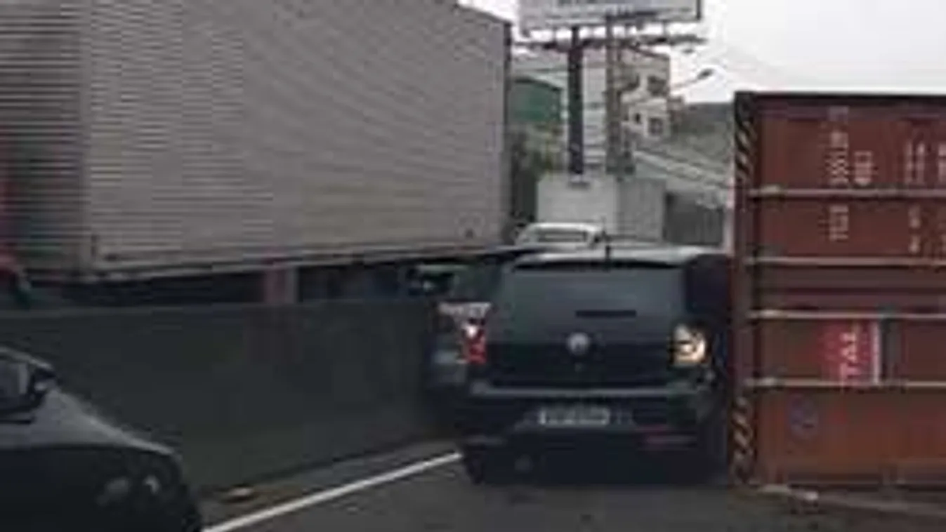 Pokoli baleset: letarolt mindent az elszabadult kamion - videó