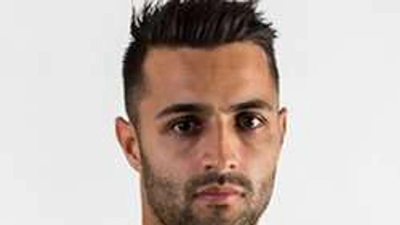 Kamuprofil, meztelen fotókkal sokkolják a magyar focistát