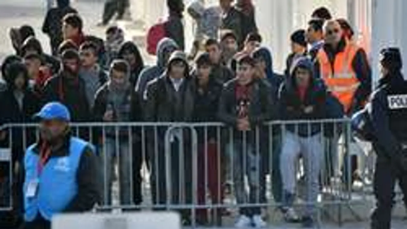 Agyba-főbe verik egymást a fiatal migránsok