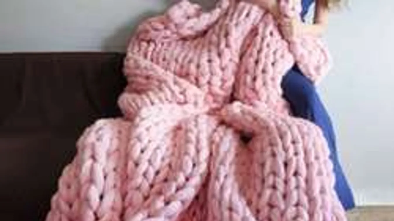 Új őrület: köss óriástakarót a karodon! Ilyen puha ágyban aludhatsz