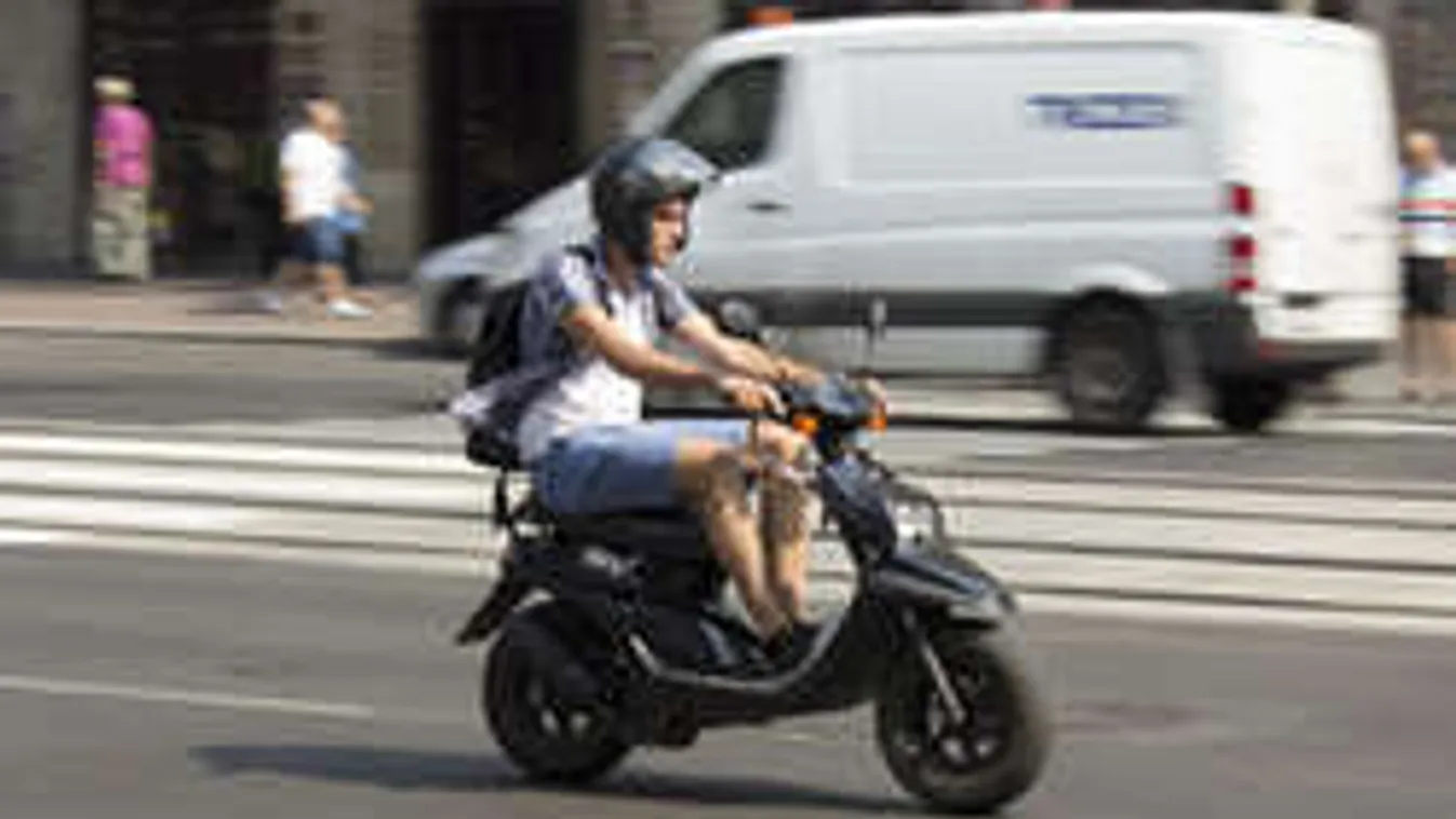 Meglógott a rendőrök elől a robogós Budapesten - Videó