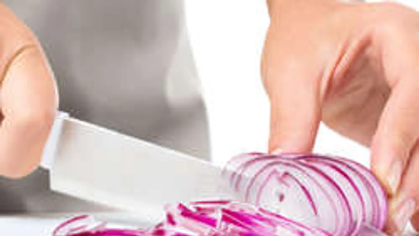 Világéletedben rosszul pucoltad a hagymát! Íme, a jó módszer