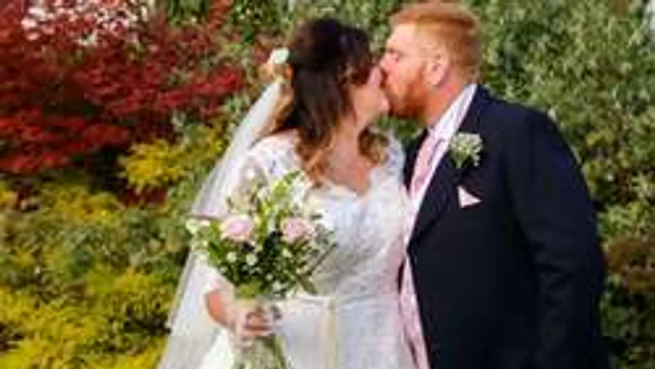 Szexgőzös lakodalom: Már a násznép előtt letérdelt a menyasszony a vőlegény elé