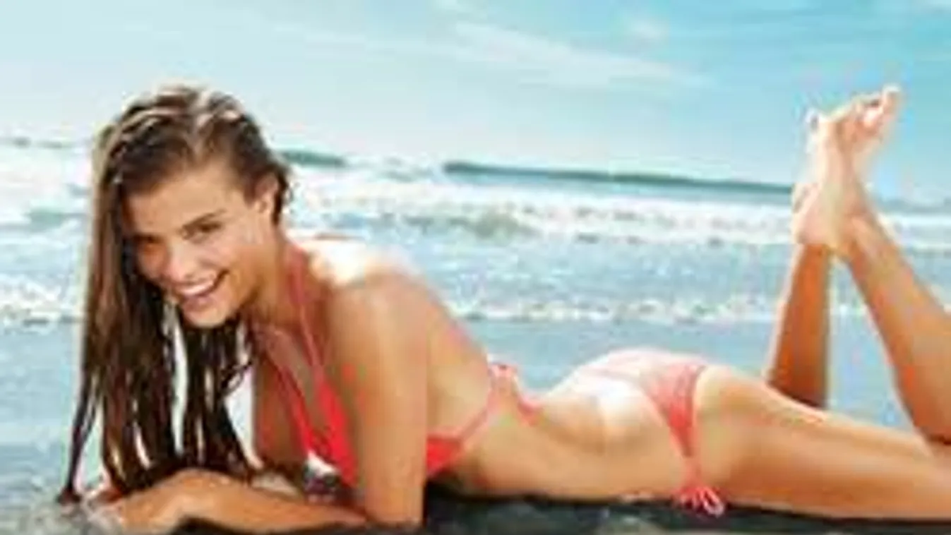 Bugyit sem tűr magán a csodás mellű pucér bombanő