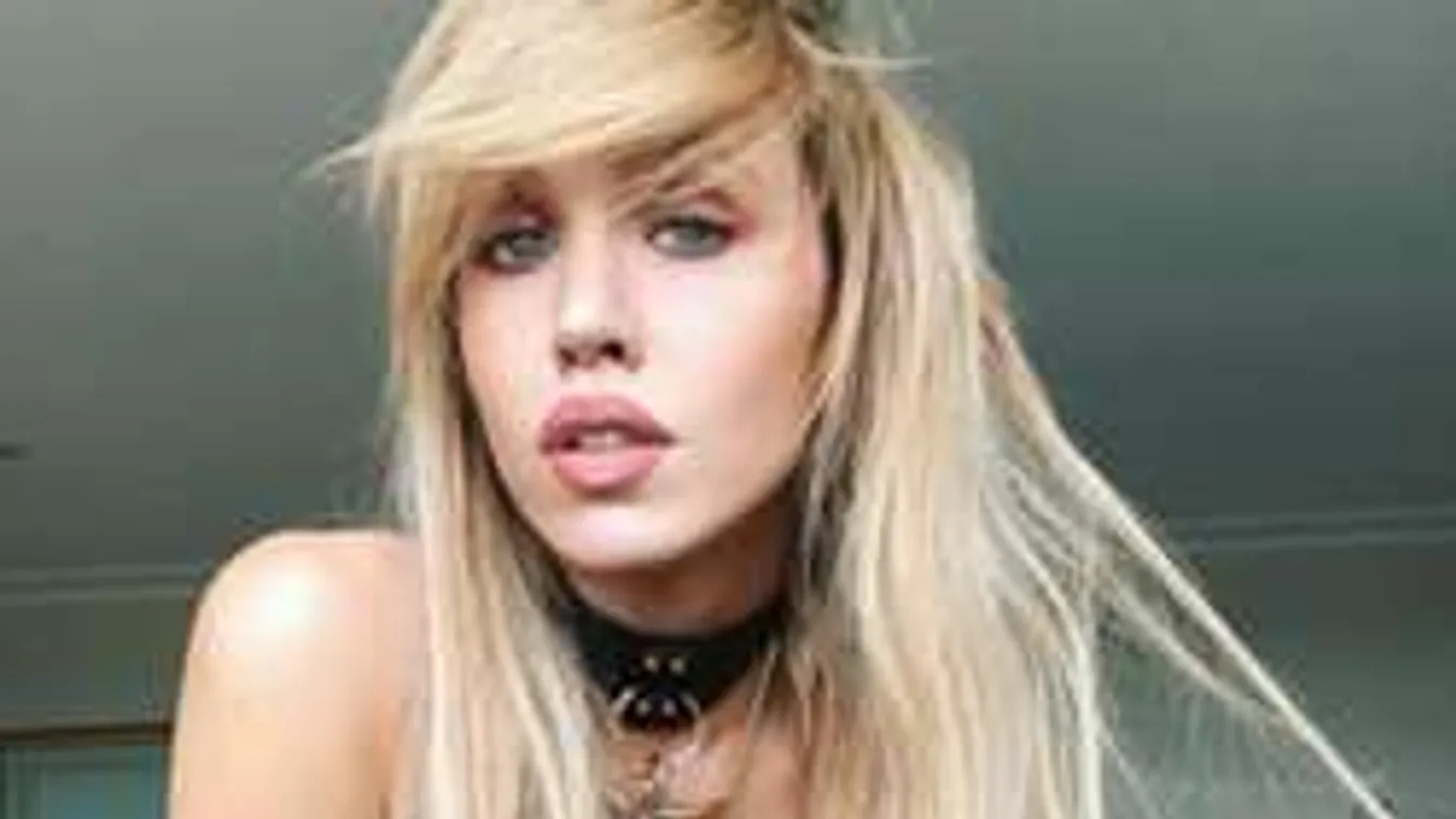 Melltartó nélkül és átlátszó tangában pózolt a fiatal modell!