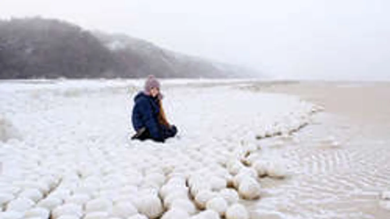 Brutális havazás: rejtélyes óriáshógolyók borítják a földet