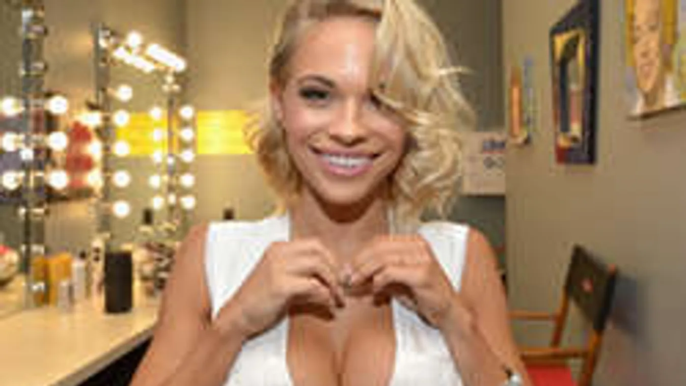 Vádat emeltek a pucérkodó, nagy mellű modell ellen