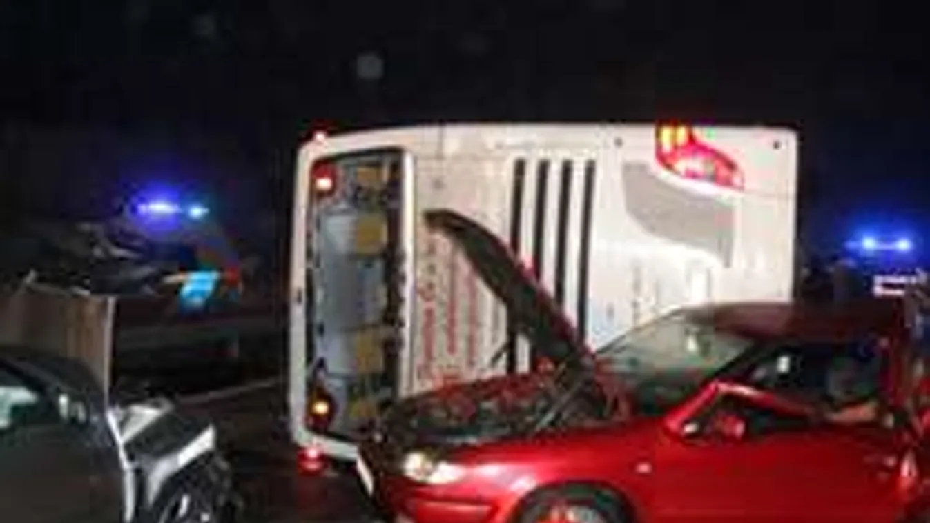 Küzdenek az éjszakai buszbaleset sérültjeinek életéért