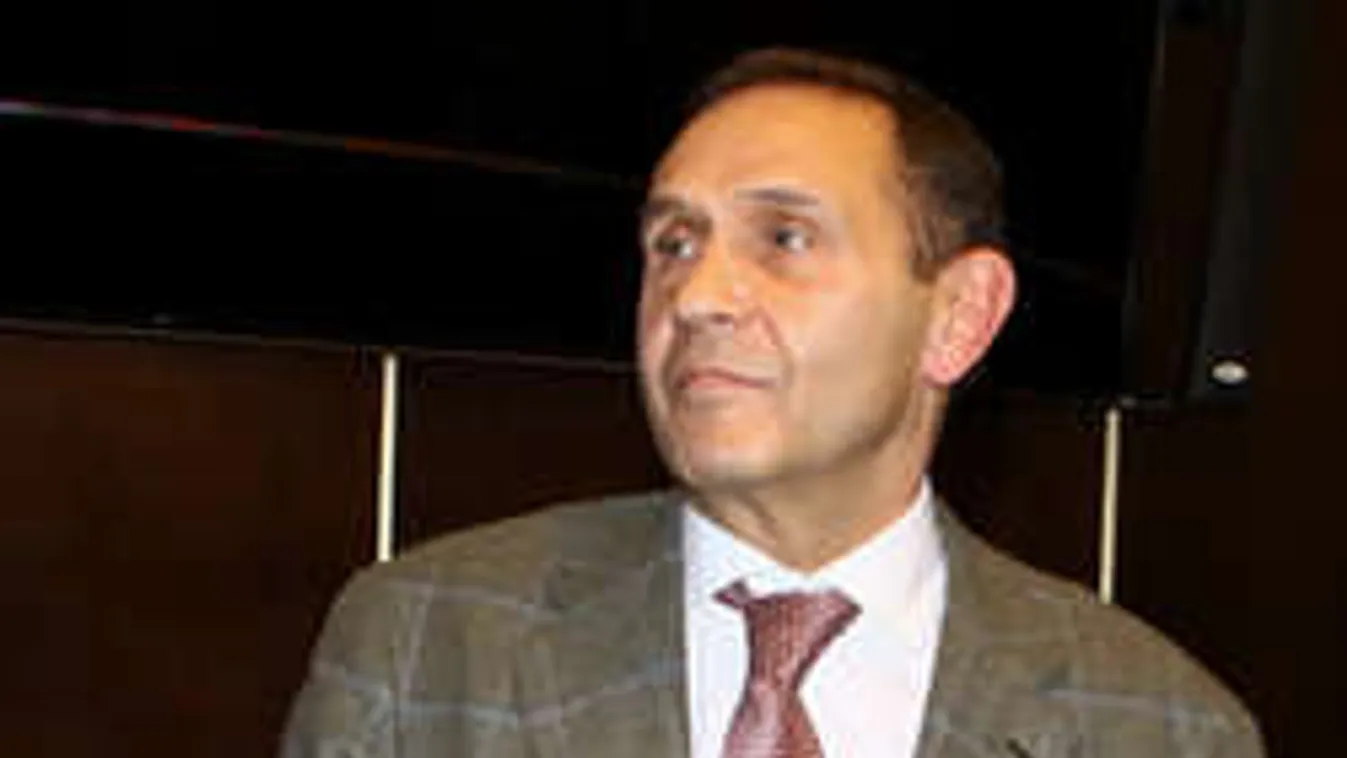 Hihetetlen ki kampányol Gyárfás Tamás újraválasztásáért